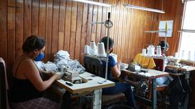 Empresa tica armó una red local de producción textil y exporta 250.000 mascarillas de tela por semana