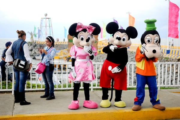 Puerto Salvador Allende inaugurado el 26 de Junio del 2008, se encuentra ubicado en el Malecón de Managua, donde fue el antiguo centro de la ciudad capital. Hoy en dia funciona como uno de los centros turisticos mas atractivos de la ciudad, con varios restaurantes, zonas de juego para niños y lugares para pasar el dia sin importar la clase social. 