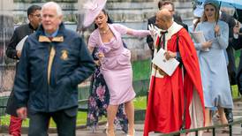 Coronación Carlos III: Katy Perry no sabía dónde sentarse, casi se cae y se tomó ‘selfies’ dentro de la abadía 
