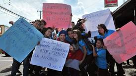 Vecinos bloquean nuevo colegio en El Carmen
