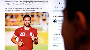 El fútbol está ‘conmocionado’ por riesgo de pena de muerte a futbolista iraní por apoyar a las mujeres