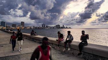 La Habana abre las playas y el Malecón, pero con mascarilla