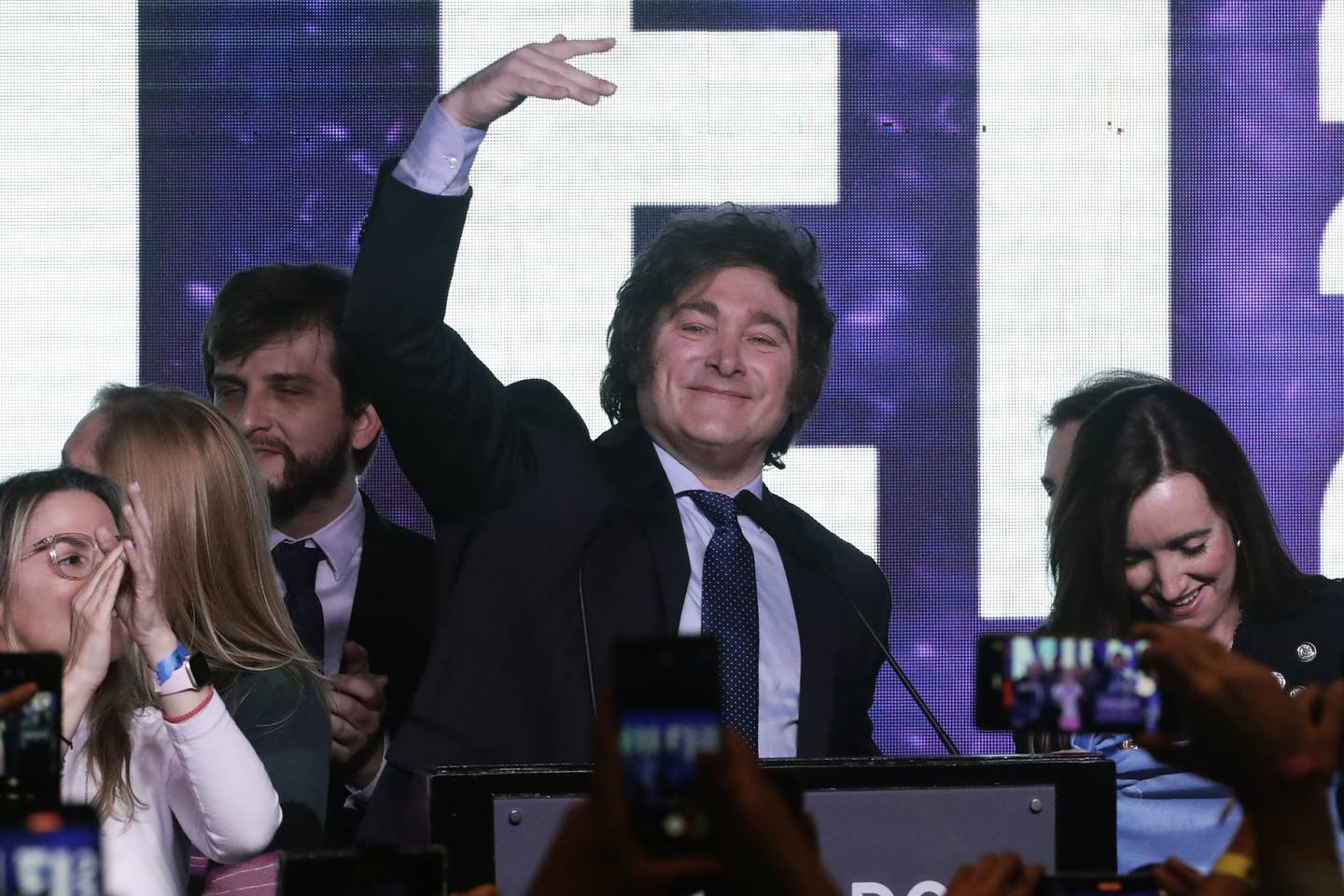 El economista libertario de extrema derecha argentino y candidato presidencial Javier Milei celebra los resultados de las elecciones primarias