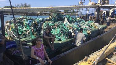 Ambientalistas extraen 40 toneladas de redes abandonadas en el Pacífico 