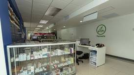Sucre adquiere acciones de Farmacias Santa Lucía en medio de una lucha por precios 