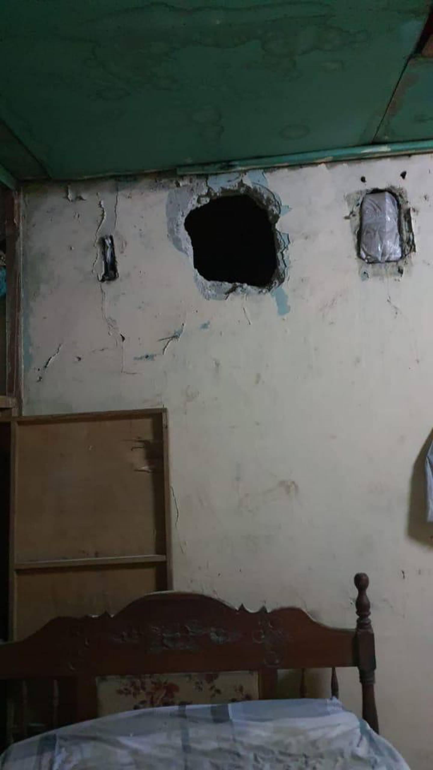 Los asesinos entraron por un boquete en la parte alta del cuarto donde vivía el adulto mayor ultimado en Corredores. Foto: suministrada por Alfonso Quesada.