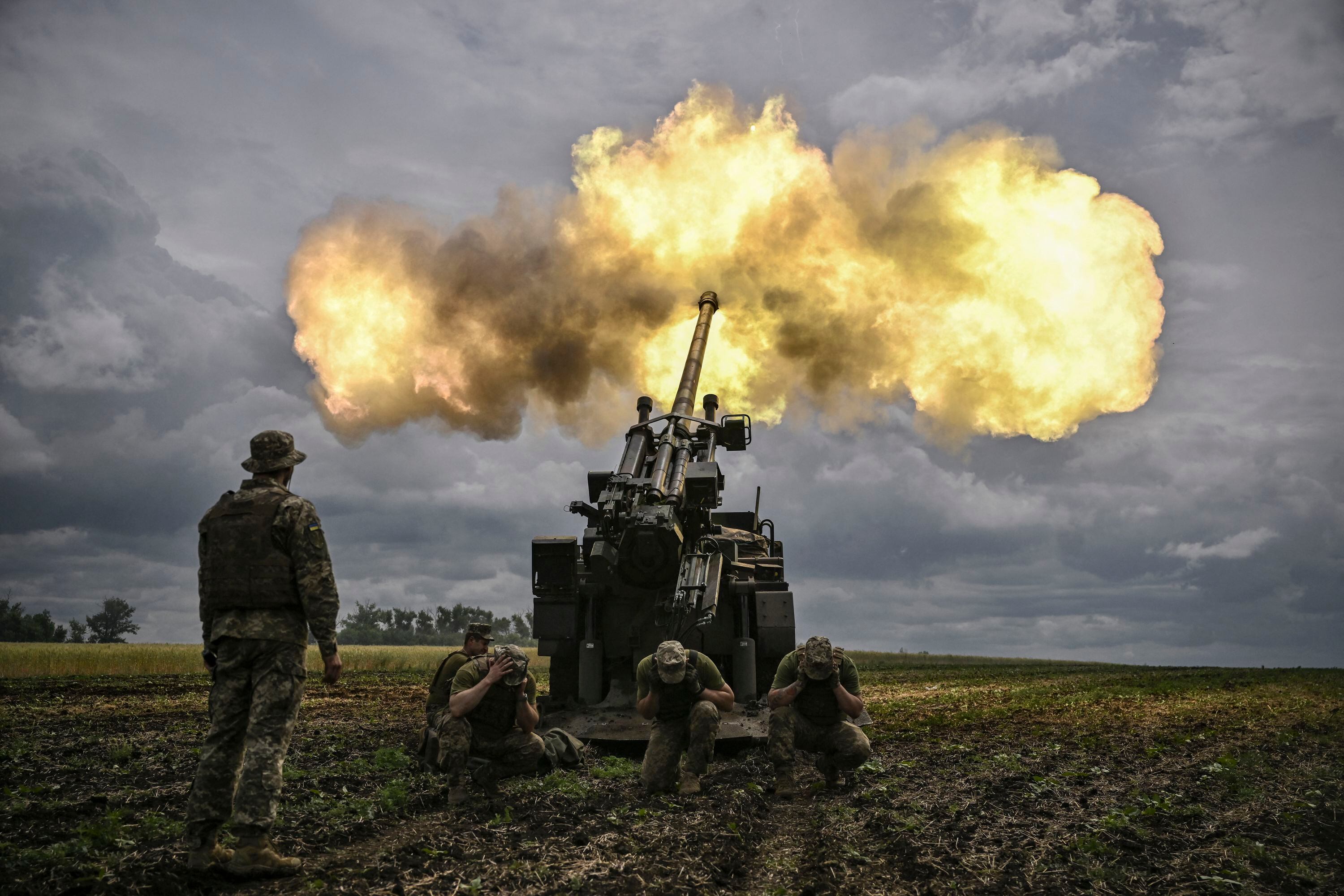 El 15 de junio de 2022, militares ucranianos dispararon con un cañón autopropulsado francés de 155 mm/calibre 52 Caesar hacia posiciones rusas en una línea de frente en la región oriental ucraniana de Donbas.