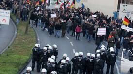 Policía y manifestantes de extrema derecha se enfrentaron en Colonia, Alemania