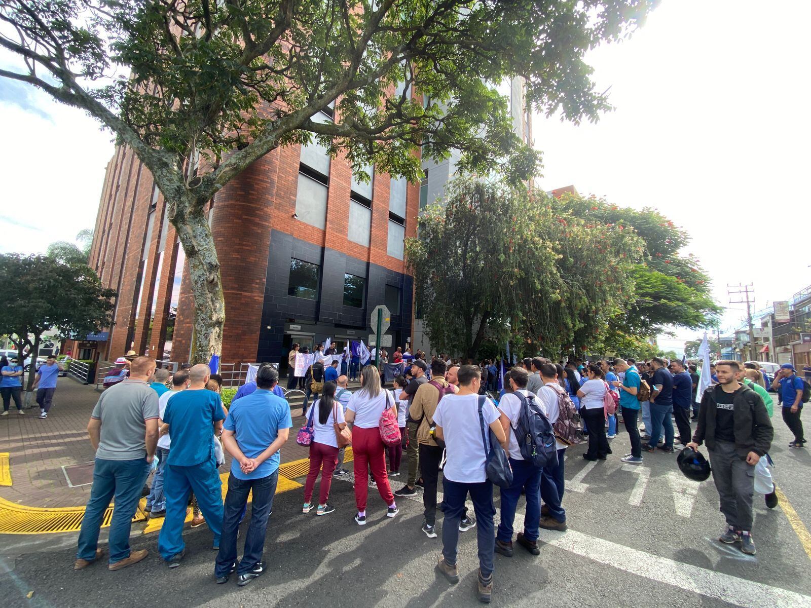 La semana pasada, un grupo de trabajadores de la CCSS se lanzó a las calles para defender el aumento salarial. 