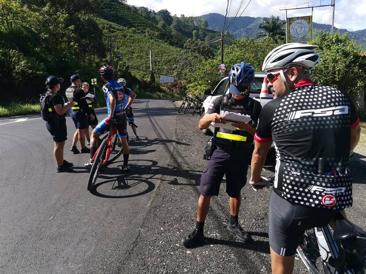 Muchos ciclistas fueron alertados por la Policía de que al irrespetar las distancias, incumplen con las disposiciones del Ministerio de Salud. Foto. MSP/Cortesía.
