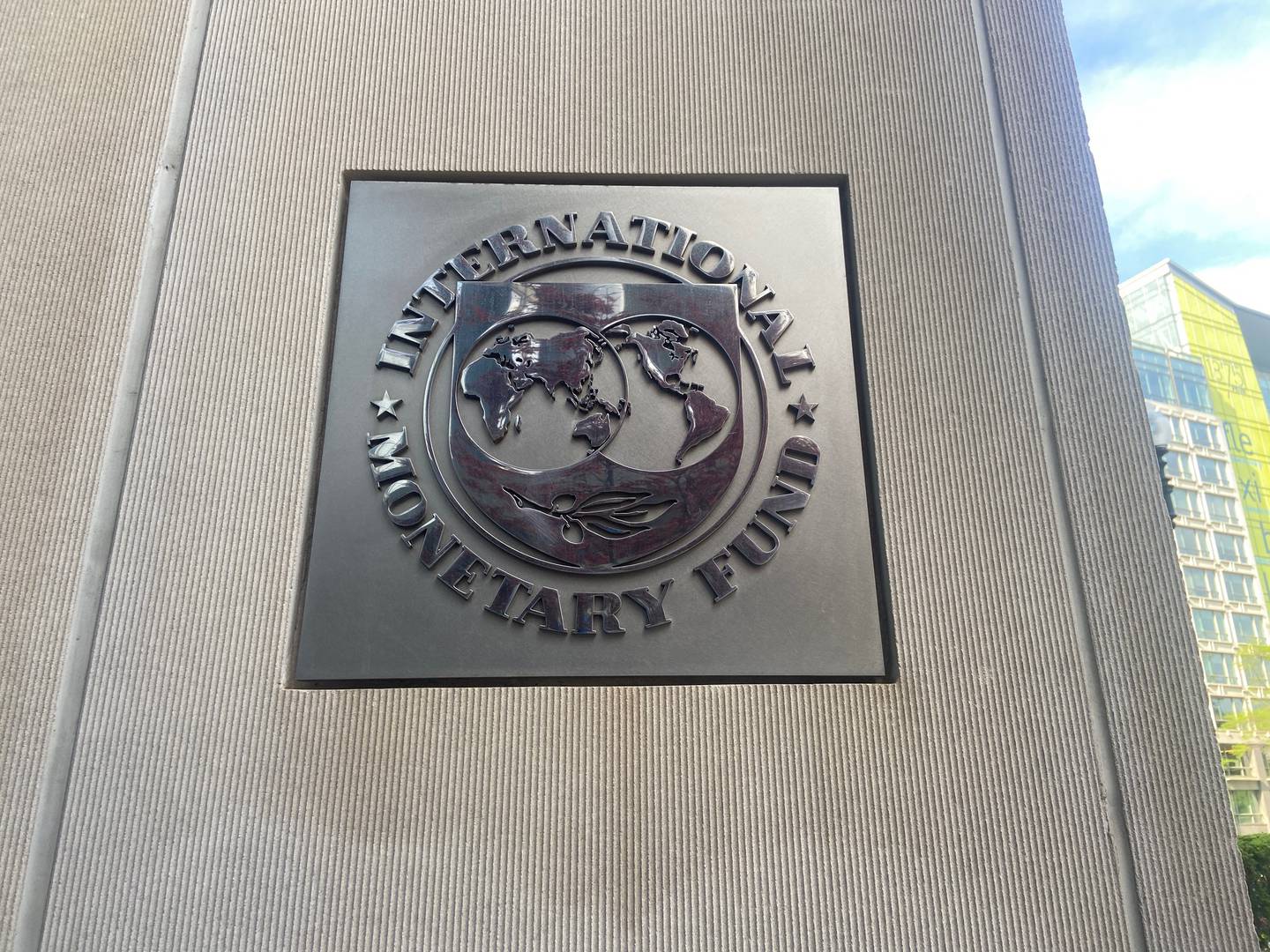 Sede principal del Fondo Monetario Internacional (FMI), en Washington DC.  Fachada y lobby.