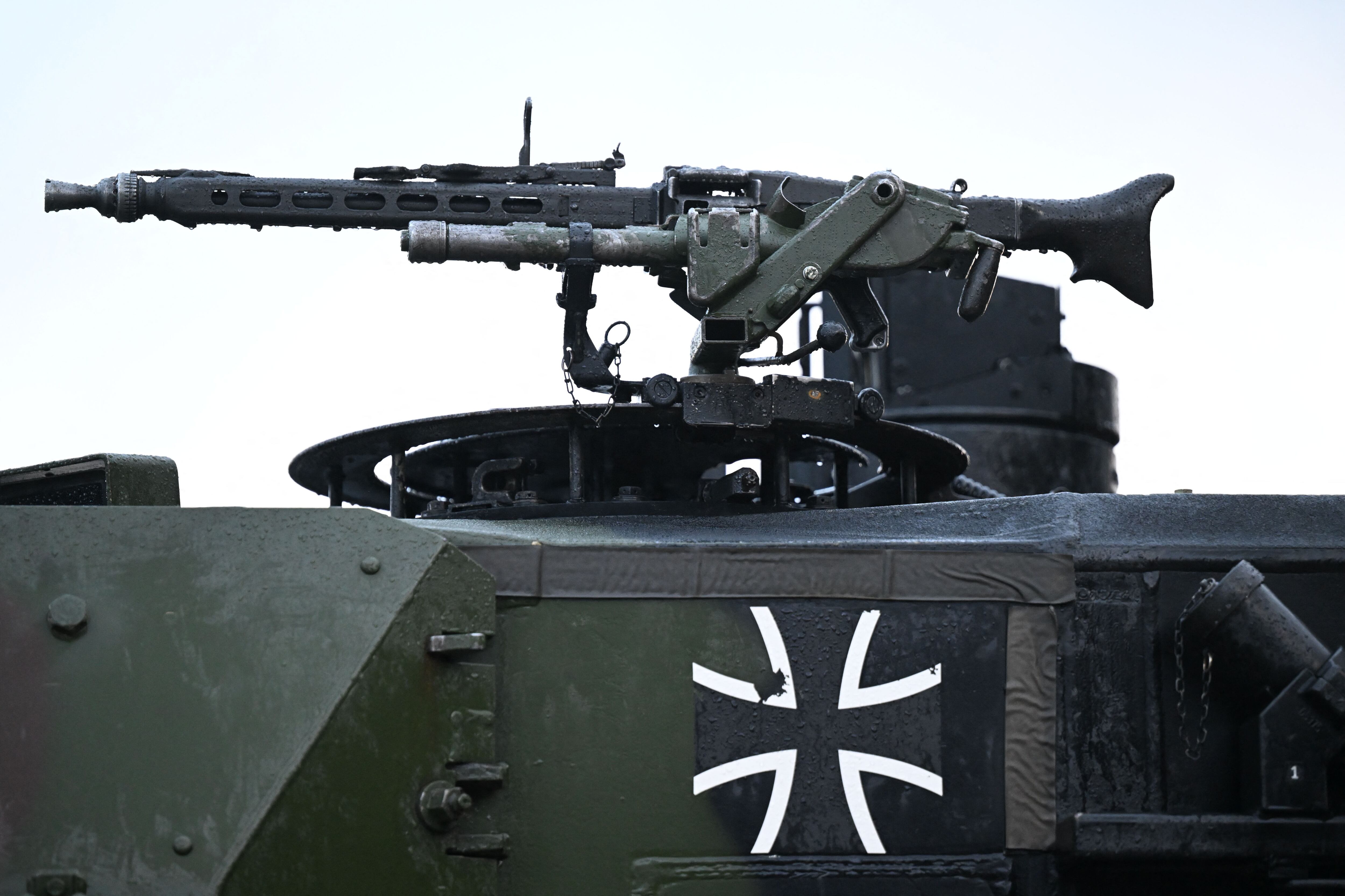 Una ametralladora y el logotipo del ejército alemán (Bundeswehr) se ven en un tanque Leopard 2, en el campo de entrenamiento en Augustdorf, Alemania occidental, el 1 de febrero de 2023