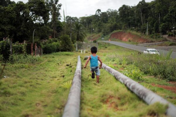 A lo largo de la ruta 32 hacia Limón, hay casas a pocos metros del poliducto. Los vecinos conviven con la estructura. Fotografía: Alonso Tenorio