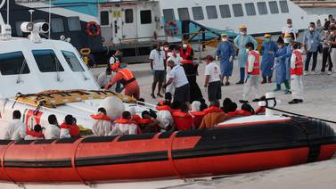 Guardacostas de Italia evacuan a 49 migrantes a bordo de barco humanitario