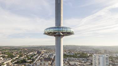 Torre más delgada del mundo abre sus puertas y hace gala de un 'teleférico vertical' 