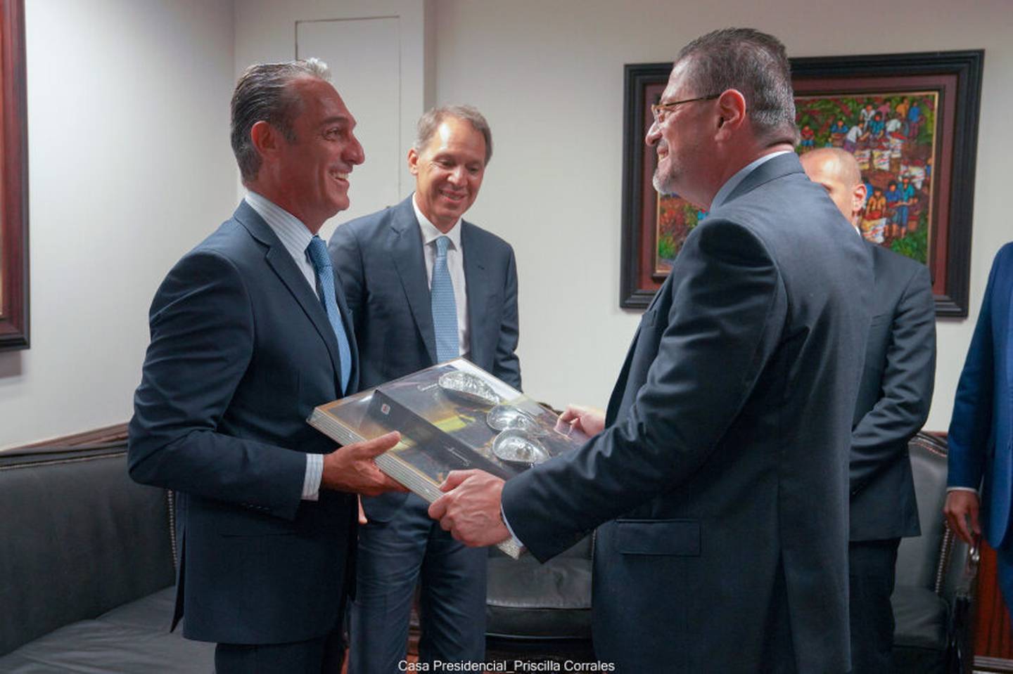 Carlos Slim Domit se reunió con Rodrigo Chaves en Zapote