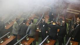 Oposición de Kosovo lanza gas lacrimógeno en el Parlamento 