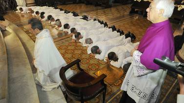 Iglesia permite a hombres laicos oficiar bodas y bautizos