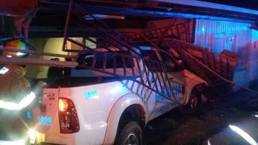 Policía ebrio estrelló patrulla contra casa en Desamparados 