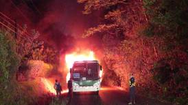Autobús se quema por completo en Ciudad Quesada