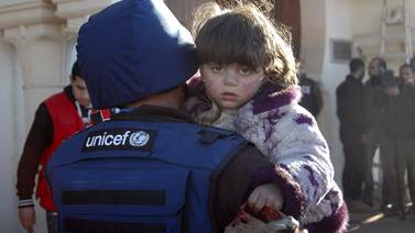  Evacuan 200 civiles tras reanudar labores en Homs