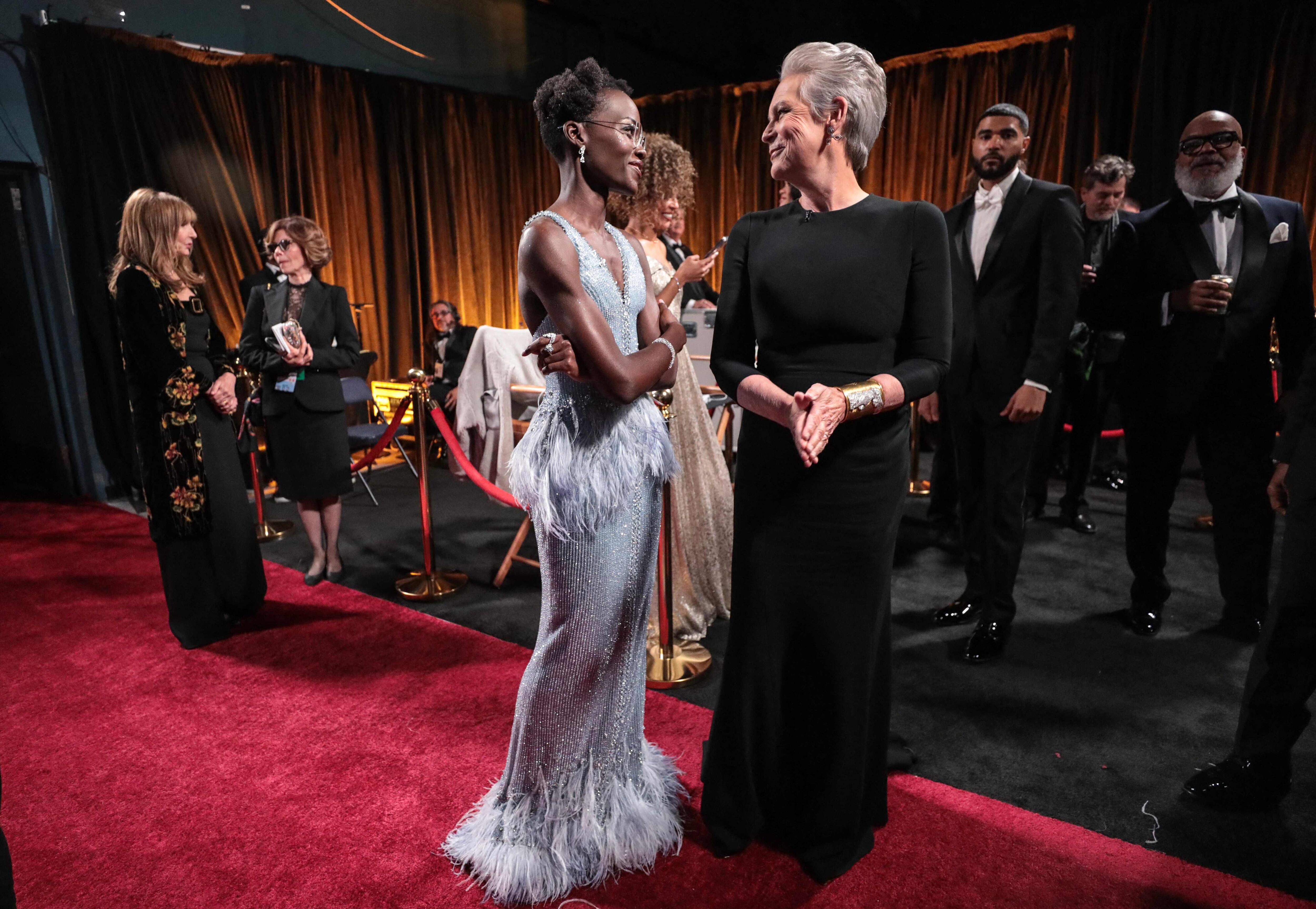La actriz Lupita Nyong'o departió con su colega Jamie Lee Curtis detrás del escenario durante la gala de premios Óscar 2024.