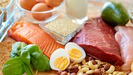 ¿Las dietas bajas en proteínas y los alimentos ultraprocesados llevan a comer en exceso?