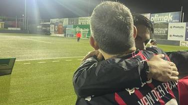 Papá de Santiago van der Putten lloró de emoción al ver a su hijo debutar con Alajuelense