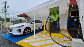 ICE implementará cobro en estaciones de carga rápida para autos eléctricos