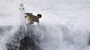  Carlos ‘Cali’ Muñoz va hoy por el título de Junior Pro en US Open de surf
