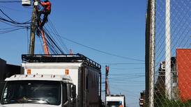 Vehículo derriba dos postes en Higuito de Desamparados y deja a 3.350 vecinos sin electricidad