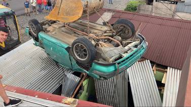 Vehículo cae sobre casa en Aguas Zarcas de San Carlos