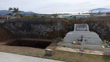 Sepulturero descubre construcción centenaria en cementerio de Heredia