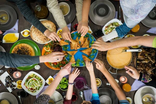 Con los consumidores disminuyendo la frecuencia de visitación a restaurantes, estos comercios deben idear estrategias para atraer más personas y aumentar el consumo por visita. Los platos 