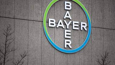 Bayer condenada a pagar $2.000 millones a pareja con cáncer por herbicida con glifosato