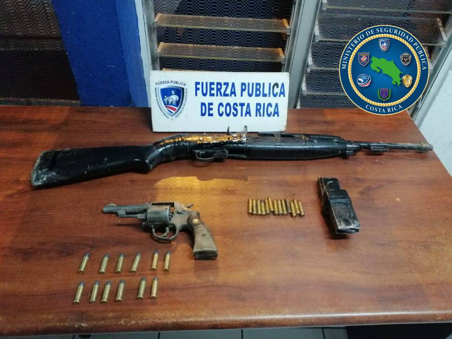 El OIJ investigará si estas armas decomisadas a los sospechosos fueron la usadas en el asesinato. Foto: Cortesía MSP.