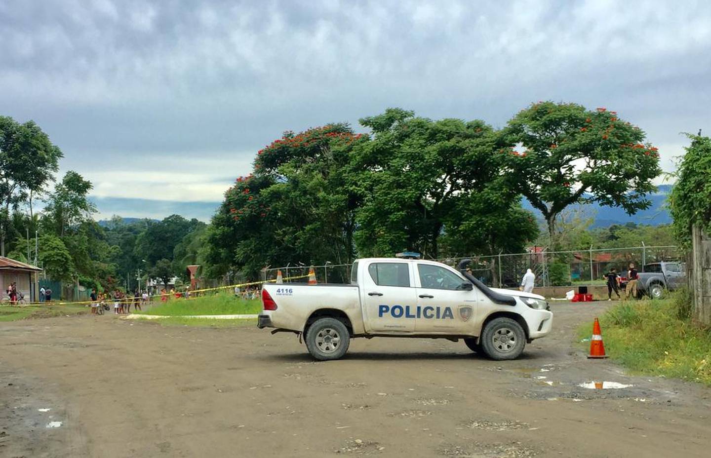 Esta mañana agentes judiciales recolectaron indicios y levantaron el cuerpo del joven ultimado cerca de una rotonda en Limón 2000. Foto: Raúl Cascante.