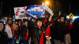Huelga en tres grandes fábricas de vehículos amenaza economía de Estados Unidos