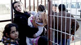 Sirios saturan campamentos en la frontera con Turquía