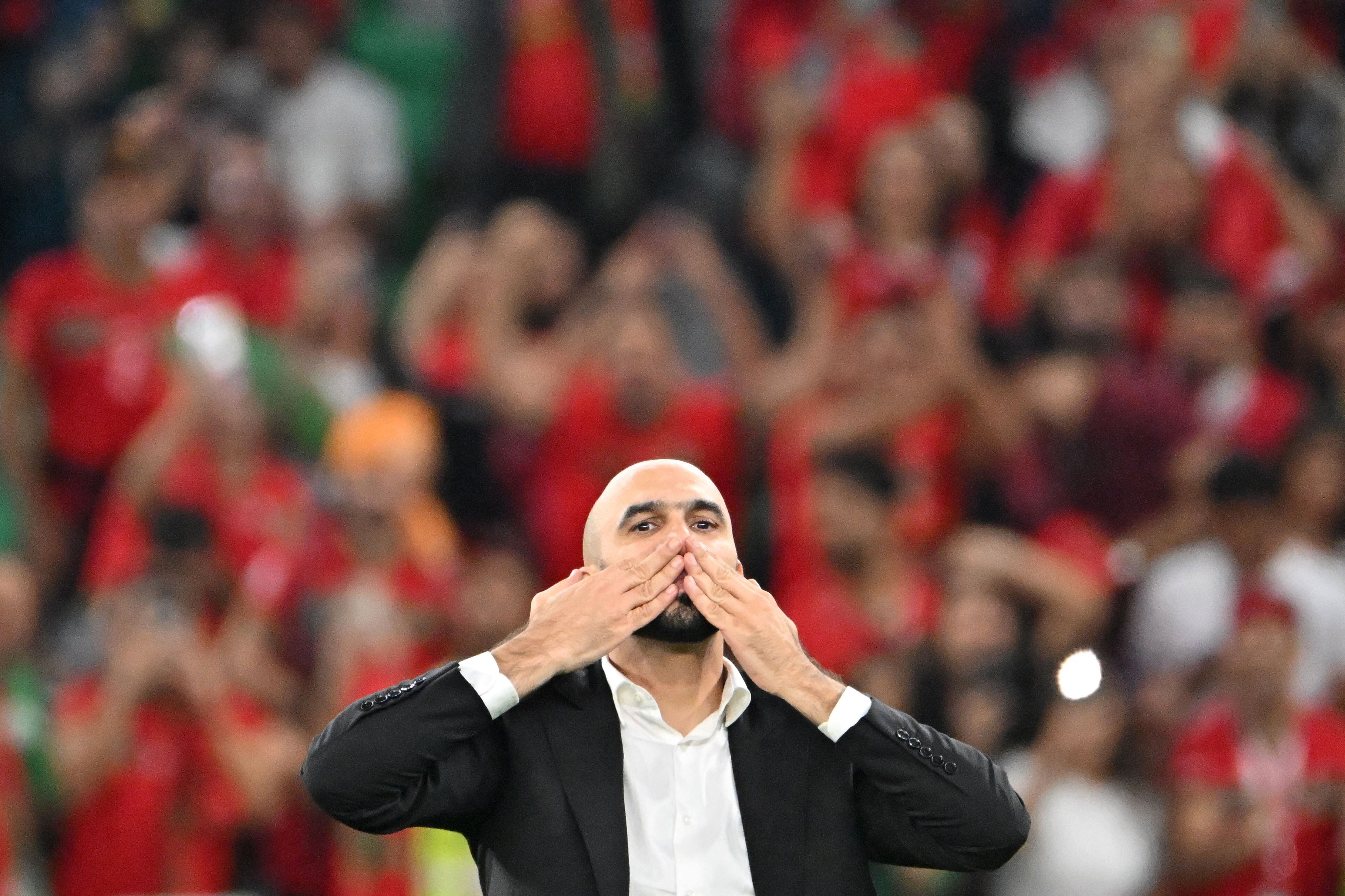 El entrenador de Marruecos, Walid Regragui, celebra ganar el partido de fútbol de cuartos de final de la Copa del Mundo de Qatar 2022 entre Marruecos y Portugal en el Estadio Al-Thumama en Doha