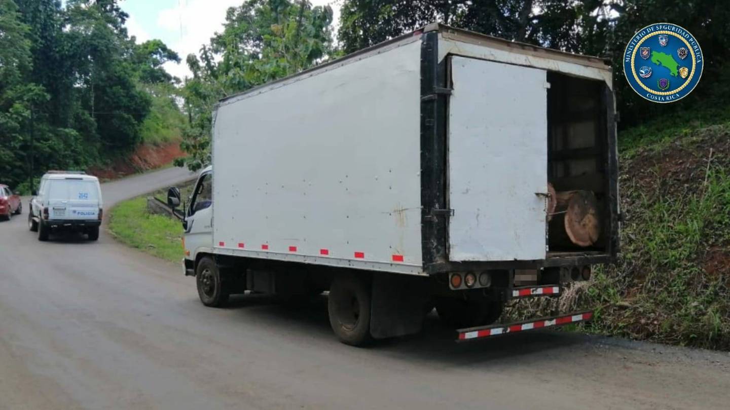 Cuatro grandes trozas de almedro amarillo quedaron junto con el camión y los dos ocupantes a la orden de la Fiscalía y el SINAC en Cutris, distrito sancarleño fronterizo con Nicaragua. Foto: Cortesía MSP.