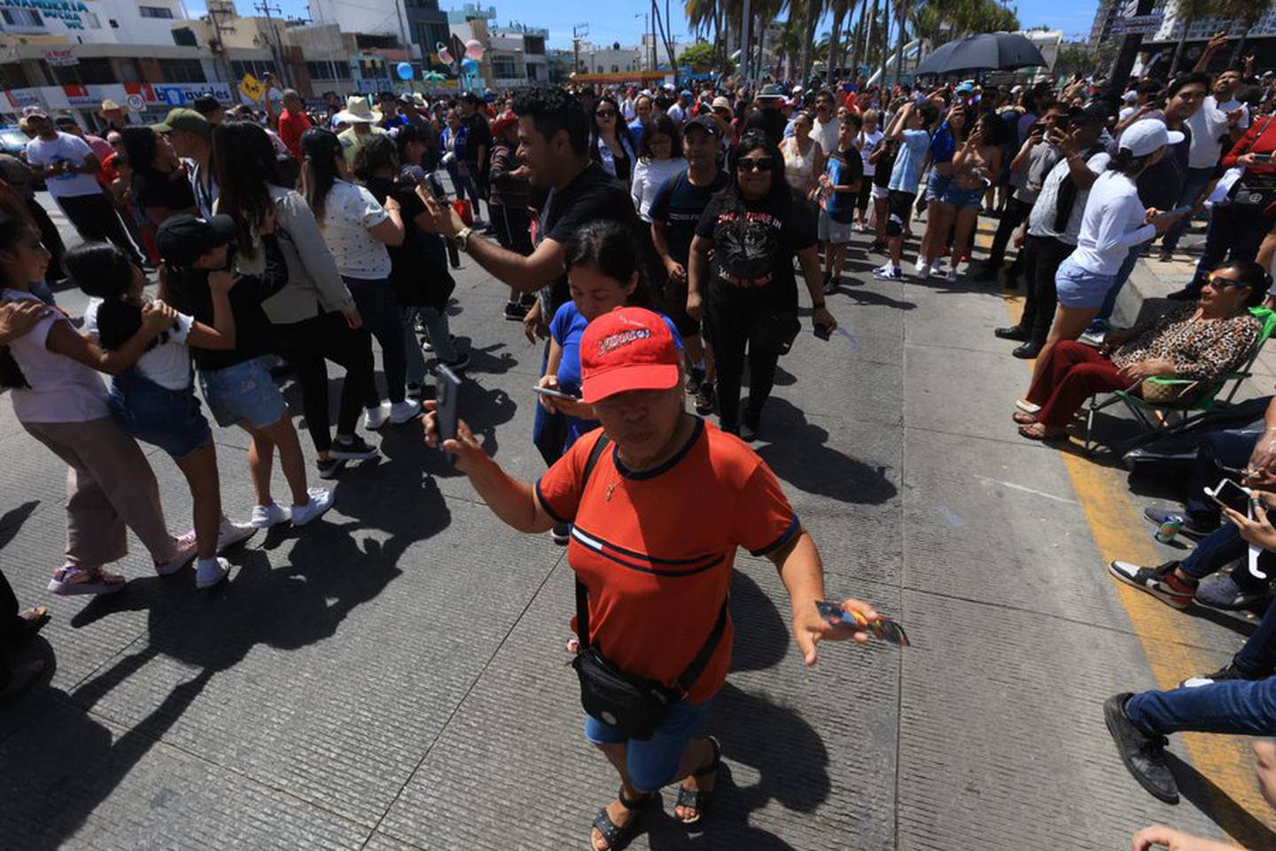 Cientos de personas se dieron cita en el malecón de Mazatlán para observar el eclipse de Sol. Foto: EL UNIVERSAL / Gabriel Pano