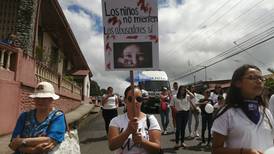 Vecinos de Pacayas de Alvarado se visten de blanco en apoyo a los niños víctimas de abuso y violencia