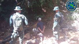 Policías no logran frenar invasión de mineros ilegales en  Crucitas 