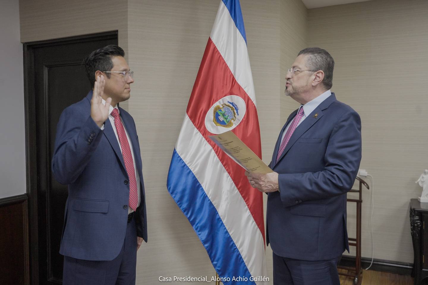 Juan Manuel Quesada fue juramentado por el presidente Rodrigo Chaves como nuevo presidente del AyA, a partir de este 30 de enero. Foto: Casa Presidencial