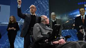 Stephen Hawking y millonario ruso emprenderán misión para llegar a las estrellas más cercanas
