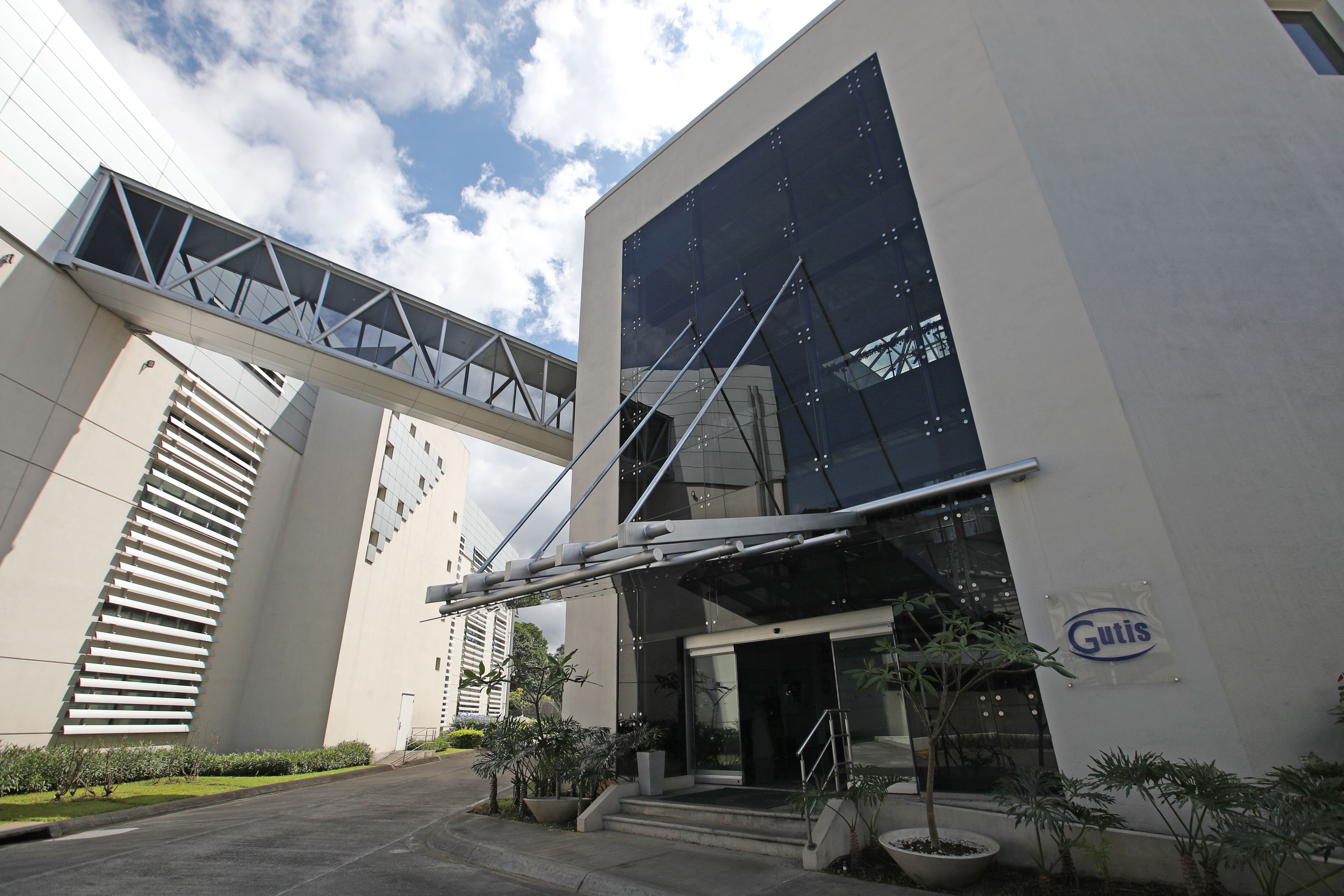 La farmacéutica Gutis, con 60 años en el mercado, opera en una planta ubicada de la zona industrial de Pavas. La compañía anunció la construcción de un nuevo plantel de 34.000 metros cuadrados y la apertura de 150 plazas una vez que entre en operación.
