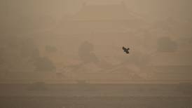 Gran tormenta de arena cubre Pekín y obliga a cancelar 350 vuelos