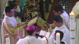 Católicos limonenses  celebran a su nuevo obispo, Javier Román 