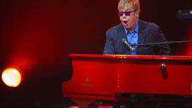 Elton John, más feliz que nunca, lanza ‘Wonderful Crazy Night’
